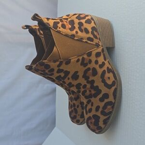 Womens Happy Feet Cypress Bootie Leopard Print Brown Suede Ankle Boots Size 7